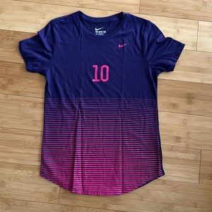 Like new women’s, athletic cut Nike T dry fit size M